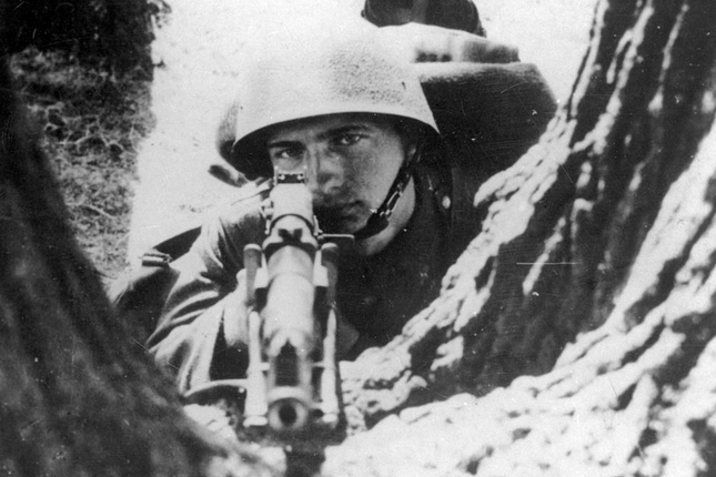 Polish infantryman with a Browning wz. 28 automatic rifle during the Polish Army summer maneauvers of 1938