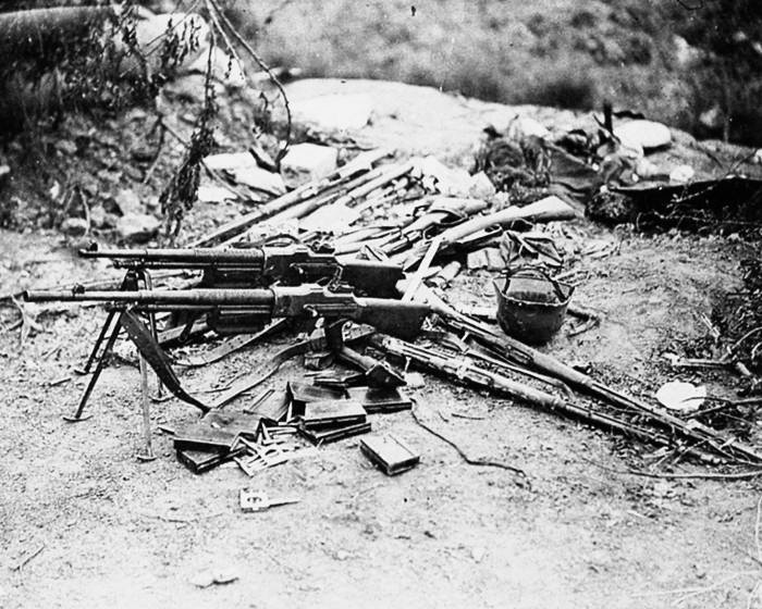 FN Mle 1930 light machine guns and Hanyang 88 rifles, 1930s