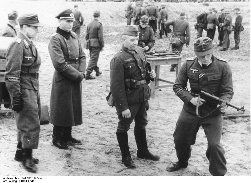 [Photo] German officers training Volkssturm troops in the use of MP 40 ...