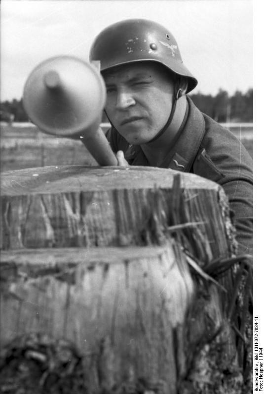 [Photo] German Luftwaffe soldier with Panzerfaust 30 klein, Russia ...
