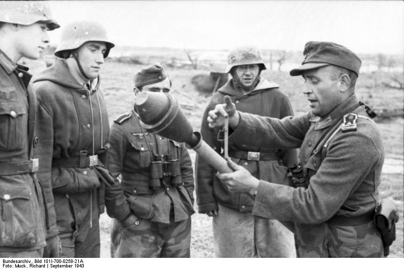 [Photo] German non-commissioned officer demonstrating the Panzerfaust ...