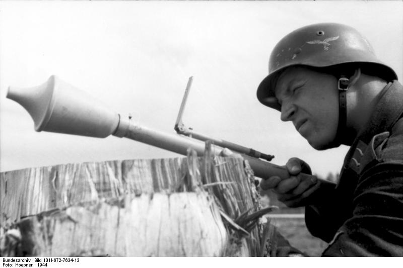 German Luftwaffe soldier with Panzerfaust 30 klein, Russia, 1944, photo 4 of 4