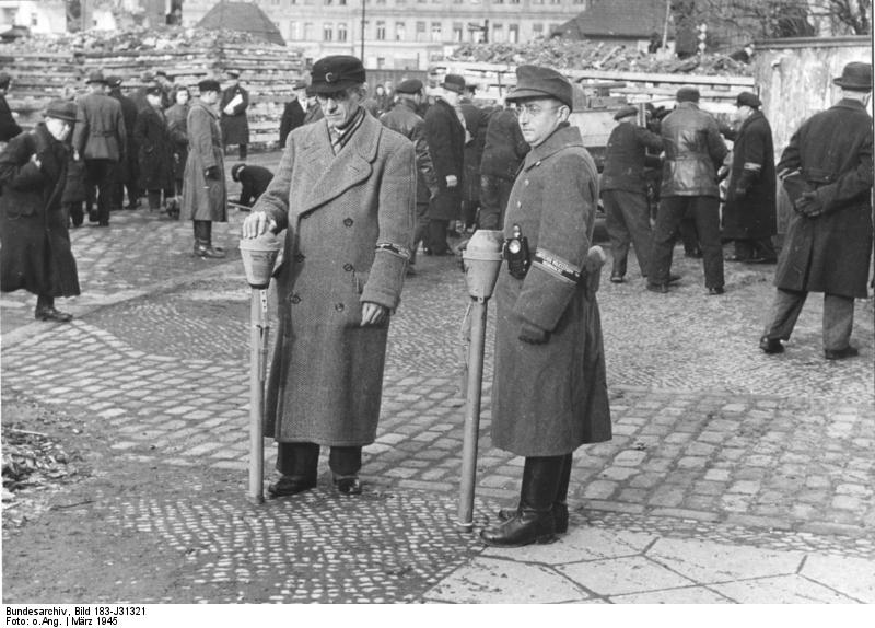 [photo] German Volkssturm Troops With Panzerfäuste At The S Bahn