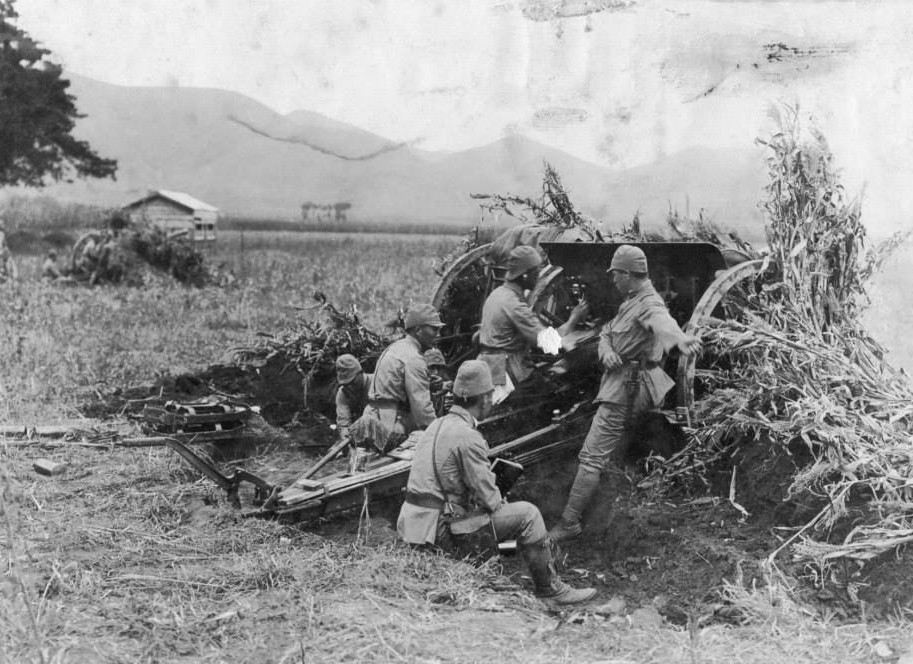 Japanese Type 38 75 mm field gun and crew, date unknown